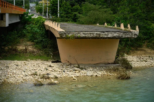 Разрушенный Мост Реке Природный Ландшафт Доминиканской Республики Джунглях — стоковое фото