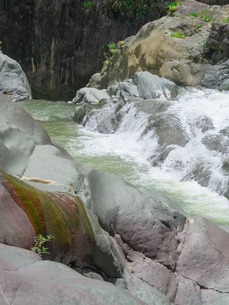 写真は山の川が流れる岩の峡谷 川は巨大な石の塊を流れる カリブ海の島の野生動物を魅了するその信頼性で素晴らしいです 山川の絶景 — ストック写真