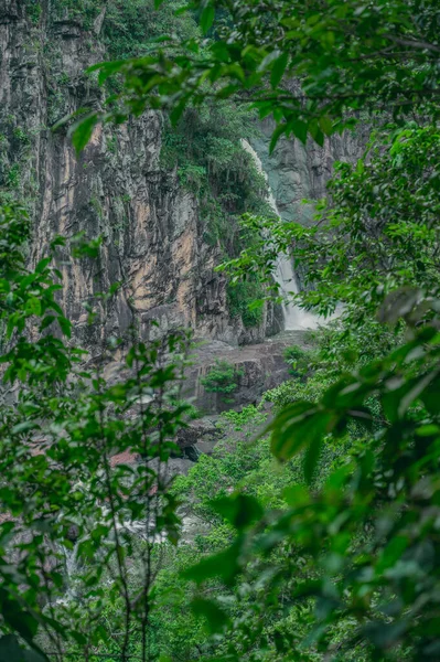 图为山河流过的岩石峡谷 河水流过大块的石头 令人惊叹的加勒比岛屿野生生物的真实性令人惊奇 山川尽收眼底 — 图库照片