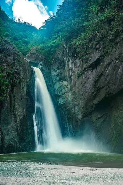 Фотографии Изображен Огромный Водопад Ниже Расположено Совершенно Чистое Зеркало Воды — стоковое фото