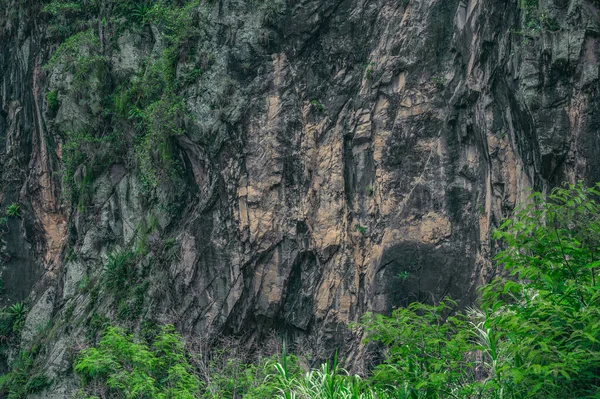 Зображення Показує Скелясте Утворення Високо Горах Фото Видно Рослини Ростуть — стокове фото