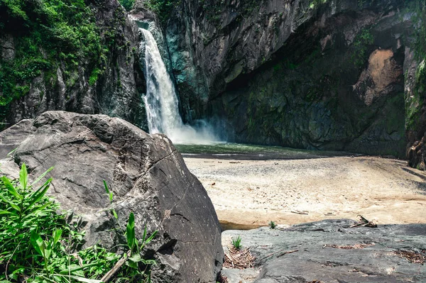 写真は巨大な滝を示しています 以下は 完全に澄んだ水の鏡です この地域には熱帯緑がたくさんあります この滝はドミニカ共和国で撮影されています — ストック写真