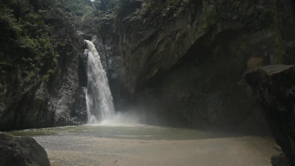 4Kビデオは巨大な滝を示しています ドミニカ共和国のカリブ海の島で 自然の美しいラグーンと動きの水の映画4K 滝の野生動物の風景 — ストック動画