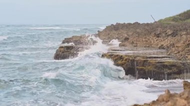 Fırtınada dalgalı okyanus kıyısı. Atlantik Okyanusu 'ndaki dalgaların 4K videosu. Fırtına sırasında film dalgaları. Fırtınadan önce Atlantik Okyanusu sahilinde. Egzotik kıyı şeridi görüntüsü.