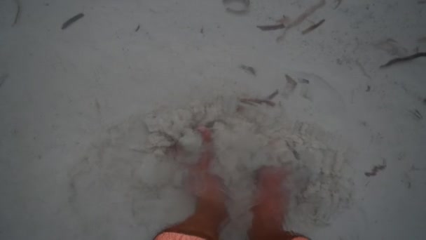 Video Man Feet Water Movement Feet White Sand Bottom Ocean — Stock Video