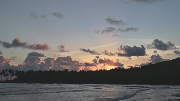 Video Toont Zonsondergang Bergen Tegen Achtergrond Van Atlantische Oceaan Zon — Stockvideo