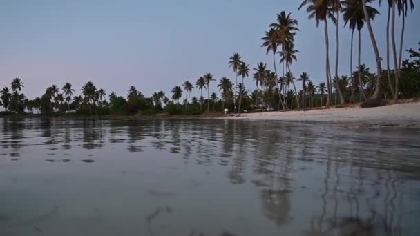 4Kビデオショーは大西洋の熱帯ビーチに設定されています エキゾチックな海辺の秋の太陽 日没時の美しい空 — ストック動画