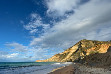 Karayip kıyısındaki kayalıklar. Hispanola adasının içinde okyanus kıyısında sürüklen. Tepe görüşü geniş açıda. Monte Cristi kasabası Haiti sınırına yakın. Ulusal Dominik Parkı 'ndaki Morro Körfezi.