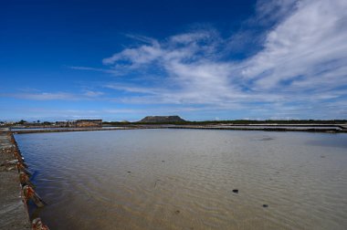 Tuz çıkarmak için beyaz gölet. Yapay bir rezervuarın üzerinde mavi gökyüzü ve muhteşem bulutlar. Terk Edilmiş Depo, Güzel Fotoğraf, Geniş Açı, Kopya Alanı, Yüksek Kaliteli Fotoğraf
