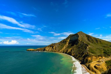 Karayip sahillerinde doğal dağ görünümü. Hispanola adasının içindeki Cordillera manzarası. Geniş açılı deniz manzaralı. Monte Cristi şehri Haiti sınırına yakın. Ulusal Dominik Parkı 'ndaki Morro Körfezi.