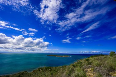 Atlantik Okyanusu 'ndaki deniz adası. Okyanustaki Haiti yolculuğu turist tuzağı gibi. Karayipler 'deki ada cenneti. Tepeden Sea holm 'e bak. Okyanustaki cennet gibi dinlenme bölgesi.