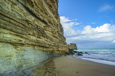 Karayipler 'de yükselen dağ okyanusu perspektifi. Hispanola adasında mükemmel bir deniz kayası manzarası. Idelyc dağ kayaları geniş açılı. Monte Cristi kasabası Haiti sınırına yakın. Morro Körfezi 