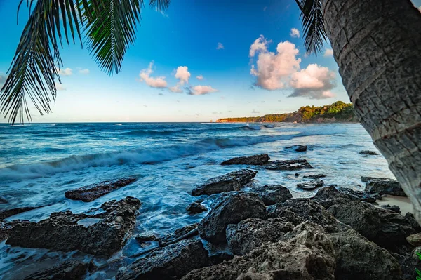 Vista Panorámica Exótica Playa Rocosa Del Mar Caribe Océano Tiene — Foto de Stock
