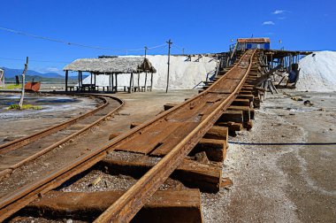 Karayip adasında deniz tuzu endüstrisi Dominik Cumhuriyeti. Eski raylar deniz solu madeninden tuz taşımak için kullanılır. Sal Manufactory 'da demiryolu.