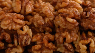 Ceviz arkaplan yatay yakın plan HD. Ekstra keskinlikle yakalanan cevizli yüksek kaliteli bir fotoğraf. Cevizin çarpıcı görüntü kalitesi herhangi bir alanı süslemek için kullanılabilir.