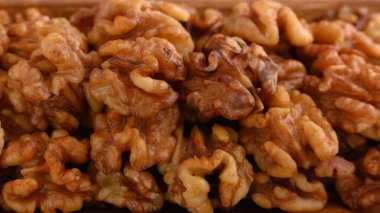 Ceviz arkaplan yatay yakın plan HD. Ekstra keskinlikle yakalanan cevizli yüksek kaliteli bir fotoğraf. Cevizin çarpıcı görüntü kalitesi herhangi bir alanı süslemek için kullanılabilir.