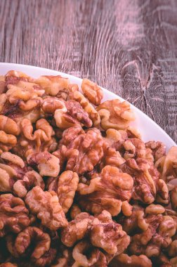 Ceviz arkaplan yatay yakın plan HD. Ekstra keskinlikle yakalanan cevizli yüksek kaliteli bir fotoğraf. Cevizin çarpıcı görüntü kalitesi herhangi bir alanı süslemek için kullanılabilir.