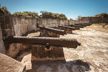 Dominik Cumhuriyeti 'ndeki Santo Domingo' daki kaleyi savunmak için dizilmiş antik toplar. Güzel kartpostal. Turistik bir yer. Korsan silahı. Karayip ordusu.
