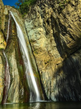 Weald 'daki büyük kayaların arasındaki dağ rünü. Tropikal bitkiler ve taze otlarla dolu dağ tepecikleri. Nehir taşlarının farklı boyutlara ve renklere sahip olduğu egzotik ormanlarda vahşi yaşam..
