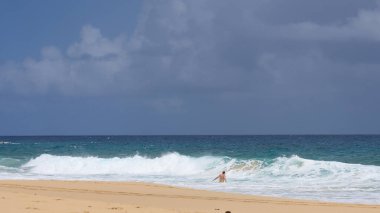 Dominik Cumhuriyeti 'nin ön planında kumlu bir plajın fotoğrafı. Bu resim Atlantik Okyanusu 'ndan gelen muhteşem kumları ve parlak mavi gökyüzünü açıkça gösteriyor, bir ufuk çizgisi oluşturuyor..
