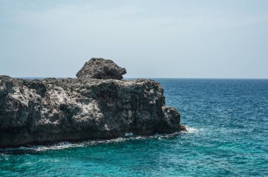 Fotoğrafta Atlantik Okyanusu kayalık bir sahile sahip. Egzotik adanın sahilinde birçok kaya ve mağara var. Kayalık arazi ve deniz harika bir tatil yeridir..
