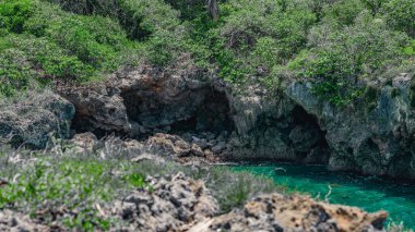 Fotoğrafta Atlantik Okyanusu kayalık bir sahile sahip. Egzotik adanın sahilinde birçok kaya ve mağara var. Kayalık arazi ve deniz harika bir tatil yeridir..