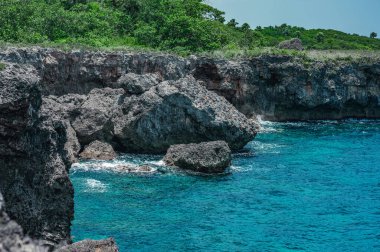 Fotoğrafta Atlantik Okyanusu kayalık bir sahile sahip. Egzotik adanın sahilinde birçok kaya ve mağara var. Kayalık arazi ve deniz harika bir tatil yeridir..