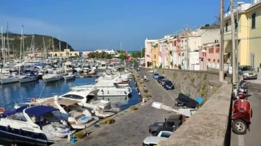 Procida, Campania, İtalya - 1 Ekim 2021: Simone Schiano aracılığıyla Marina di Chiaiolella turistik limanının genel görünümü