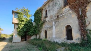 Procida, Campania, İtalya - 1 Ekim 2021: 16. yüzyıl Palazzo D 'Avalos cephesinin 19. yüzyılda bir hapishaneye dönüştürülmesi ve şu anda ihmalkar bir durumda bulunması.