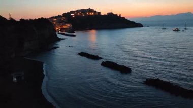 Procida, Campania, İtalya - 1 Ekim 2021: sabahın erken saatlerinde Chiaia sahiline bakan Villa Eldorado terasından Corricella koyuna bakış
