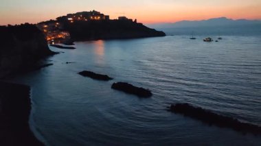 Procida, Campania, İtalya - 1 Ekim 2021: sabahın erken saatlerinde Chiaia sahiline bakan Villa Eldorado terasından Corricella koyuna bakış