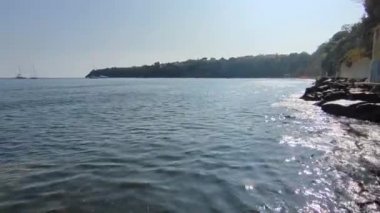 Procida, Campania, İtalya - 30 Eylül 2021: Chiaia sahilinden Corricella körfezine genel bakış