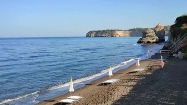 Procida, Campania, İtalya - 1 Ekim 2021: Lido La Rotonda 'dan Ciraccio Sahili' nin Lungomare Cristoforo Colombo 'suna bakış