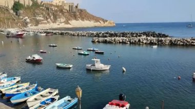 Procida, Campania, İtalya - 1 Ekim 2021: Via Marcello Scotti 'deki Callia Belvedere' nin merdivenlerinden Marina di Corricella 'ya bakış