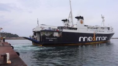 Procida, Campania, İtalya - 2 Ekim 2021: Marina Grande limanına yanaşma sırasında Medmar feribotu