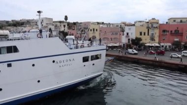 Procida, Campania, İtalya - 2 Ekim 2021: Caremar feribotu Marina Grande limanına yanaşıyor.