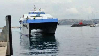 Procida, Campania, İtalya - 2 Ekim 2021: Marina Grande limanındaki yanaşma safhasında Caremar hidrofolyo