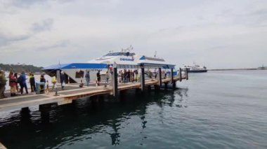 Procida, Campania, İtalya - 2 Ekim 2021: Marina Grande limanının hidrofolyo terminalindeki turistler karaya çıkma ve biniş safhalarında