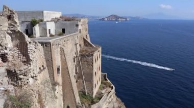 Procida, Campania, İtalya - 1 Ekim 2021: 16. yüzyıl Palazzo D 'Avalos' u 19. yüzyılda Borgo di Terra Murata aracılığıyla Belvedere 'nin terasından bir hapishaneye dönüştürüldü.