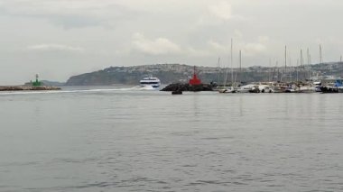 Procida, Campania, İtalya - 2 Ekim 2021: Caremar hidrofolyo Marina Grande limanının çıkışında bir dönüş sırasında