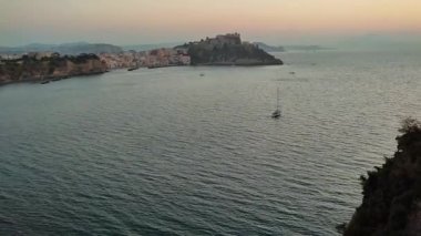 Procida, Campania, İtalya - 2 Ekim 2021: Şafakta Belvedere Elsa Morante 'den Corricella Körfezi' ne bakış
