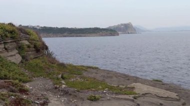 Procida, Campania, İtalya - 2 Ekim 2021 Punta Solchiaro kıyılarına bir göz atarak Punta dei Monaci