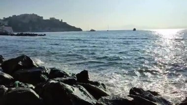 Procida, Campania, İtalya - 1 Ekim 2021: Procida - Chiaia sahilinin uçurumundan Corricella Körfezi 'nin Genel Görünümü