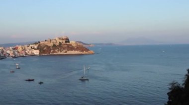 Procida, Campania, İtalya - 1 Ekim 2021: Günbatımında Elsa Morante Belvedere 'den Corricella koyuna bakış