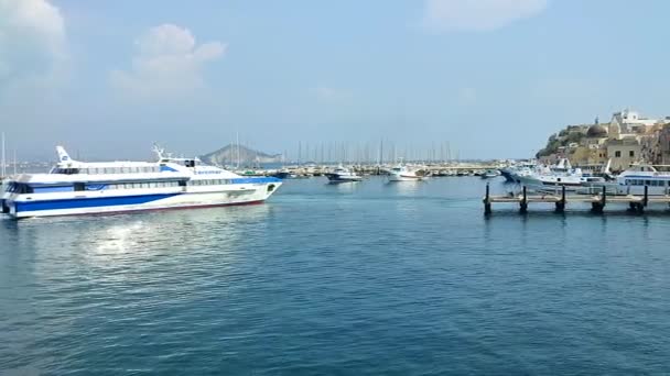 イタリア カンパニア州プロキダ2021年10月2日 フェリーからの桟橋からのマリーナ グランデ港の概要 — ストック動画