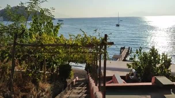 イタリア カンパニア州プロキダ2021年10月1日 チアイアビーチの概要 アクセス階段からリド コンキリアへ — ストック動画