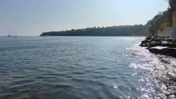 イタリアのカンパニア州プロキダ2021年9月30日 チアイアビーチからのコリチェッラ湾の概要 — ストック動画