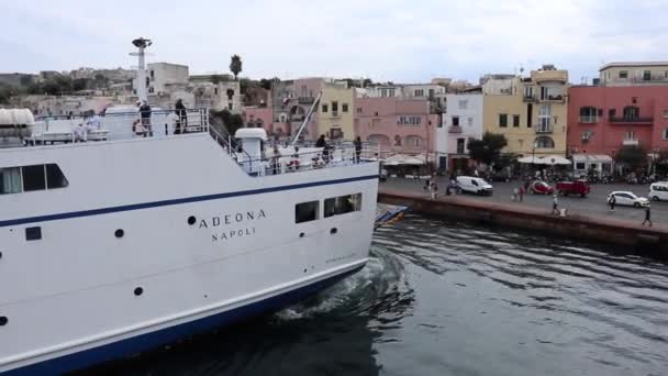 イタリアのカンパニア州プロキダ 2021年10月2日 ちょうど航海したフェリーから見たマリーナ グランデの港でのケアマー フェリーのドッキング — ストック動画