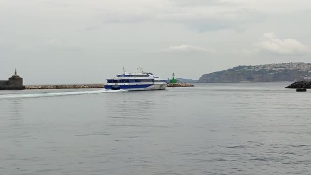 Procida Kampanien Italien Oktober 2021 Tragflächenboot Caremar Verlässt Den Hafen — Stockvideo