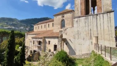 Ravello Campania, İtalya - 22 Eylül 2021: Santa Maria Assunta ve San Pantaleone 'ye adanmış Duomo' nun arka bahçeden görünüşü